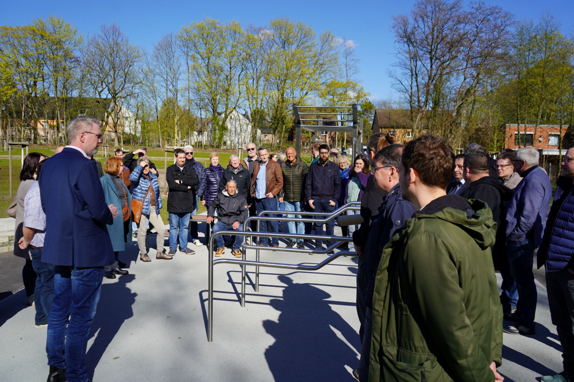 Beim Rundgang nahmen Bürgermeister Thomas Terhorst und die zahlreichen Interessierten auch den Fitness- und Sportbereich in Augenschein. Foto: Stadt Marl / Pressestelle