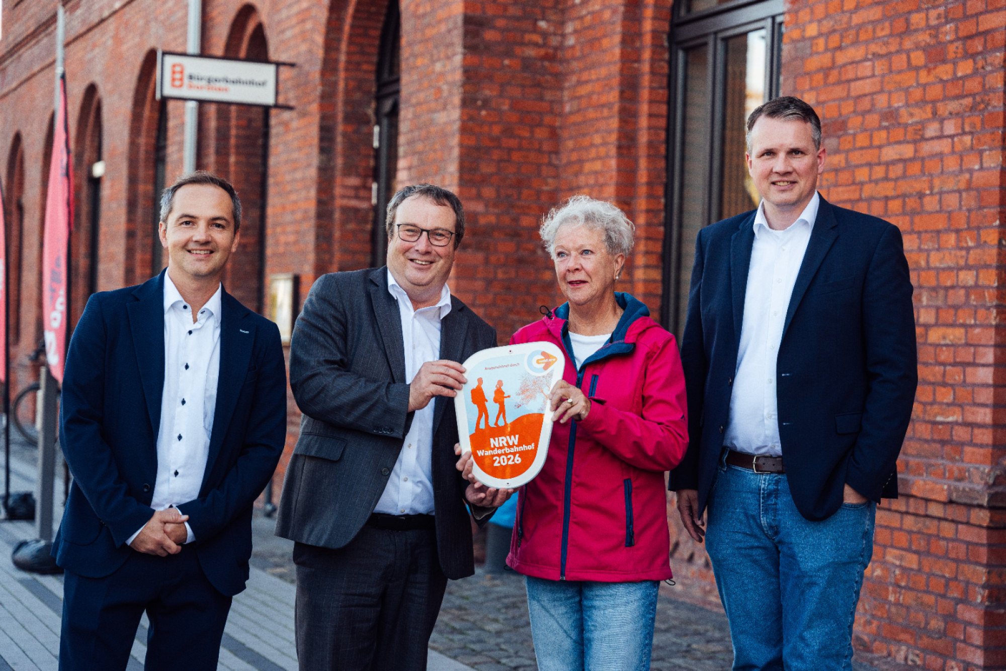 v.l.n.r.: Eduard Rollmann, Leiter Kompetenzcenter Marketing NRW, Oliver Krischer, Minister für Umwelt, Naturschutz und Verkehr NRW, Heidi Göbel, Bahnhofsfamilie, Tobias Stockhoff, Bürgermeister Stadt Dorsten. © mobil.nrw